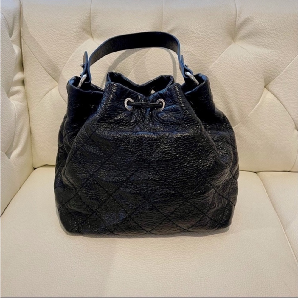 Chic Black Chanel Leather Women's‎ Bag - Picture 2 of 9